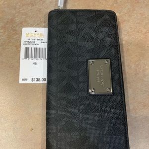 NWT Michael Kors elegant zip wallet
